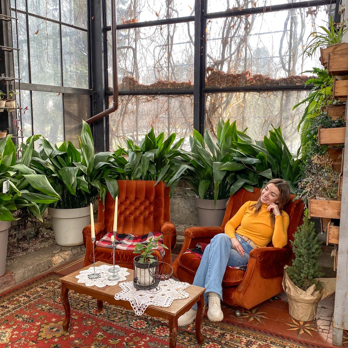Mulher sorrindo em ambiente com plantas, representando autocuidado e uma rotina possível